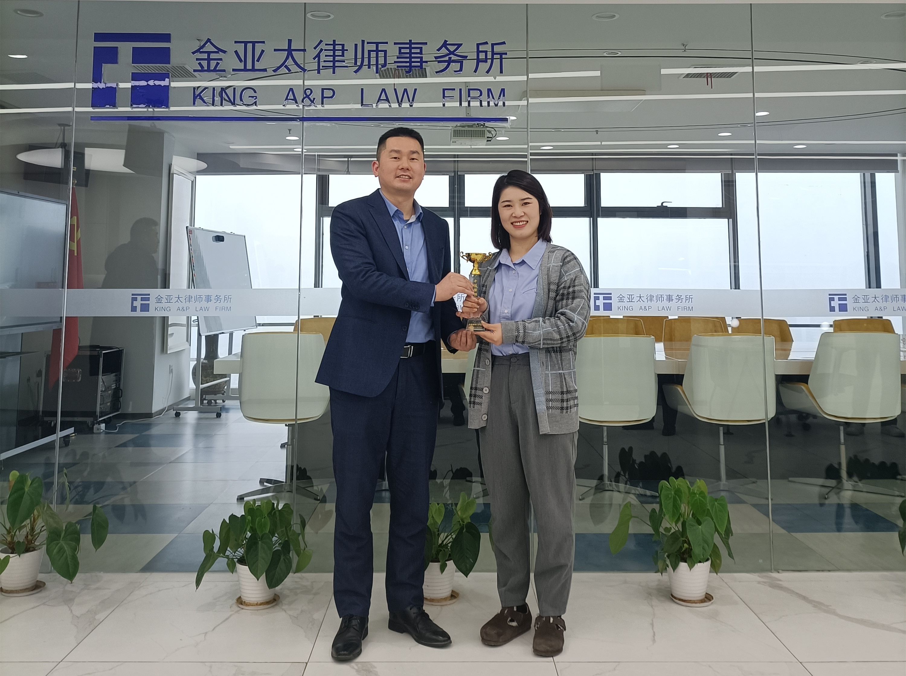 合肥離婚律師孫若男獲律師門戶網(wǎng)十佳律師獎杯