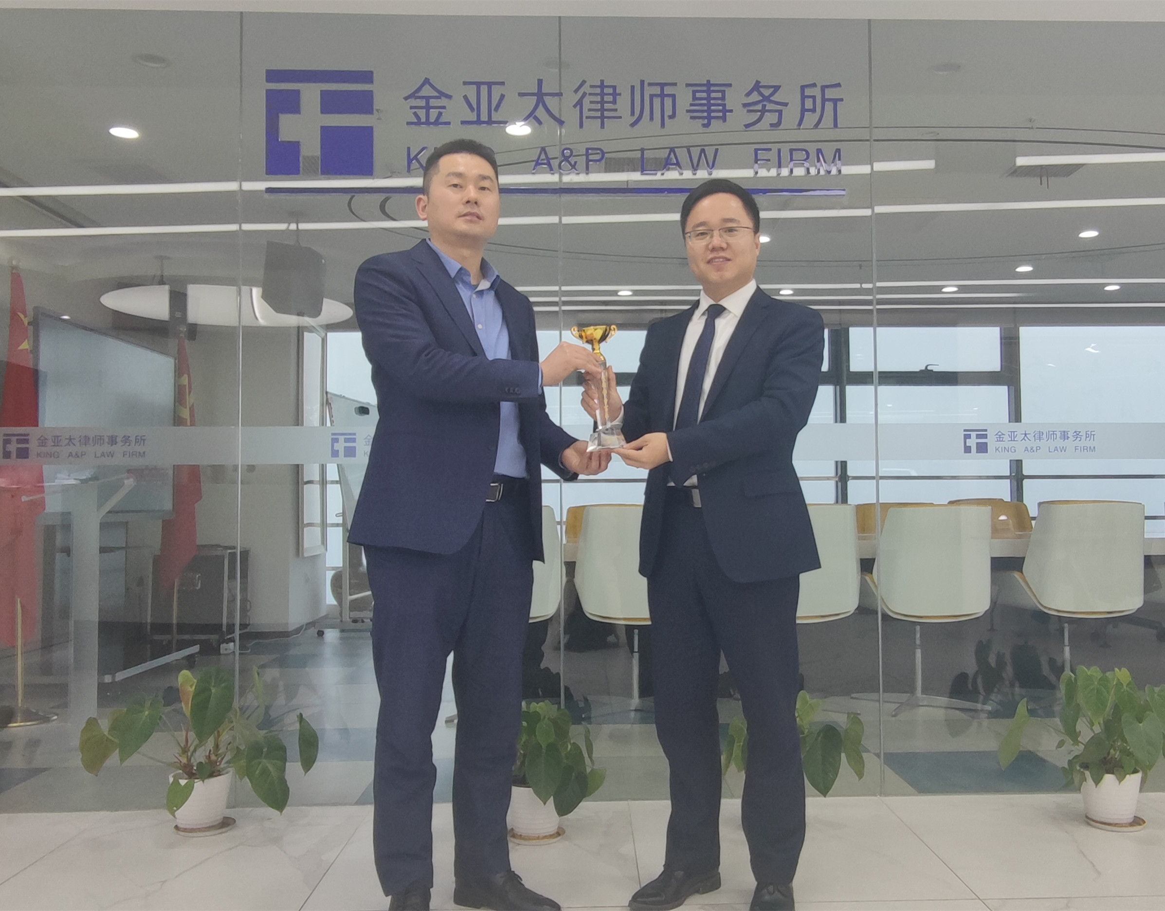 曹富樂律師榮獲合肥律師門戶網(wǎng)十佳律師獎杯
