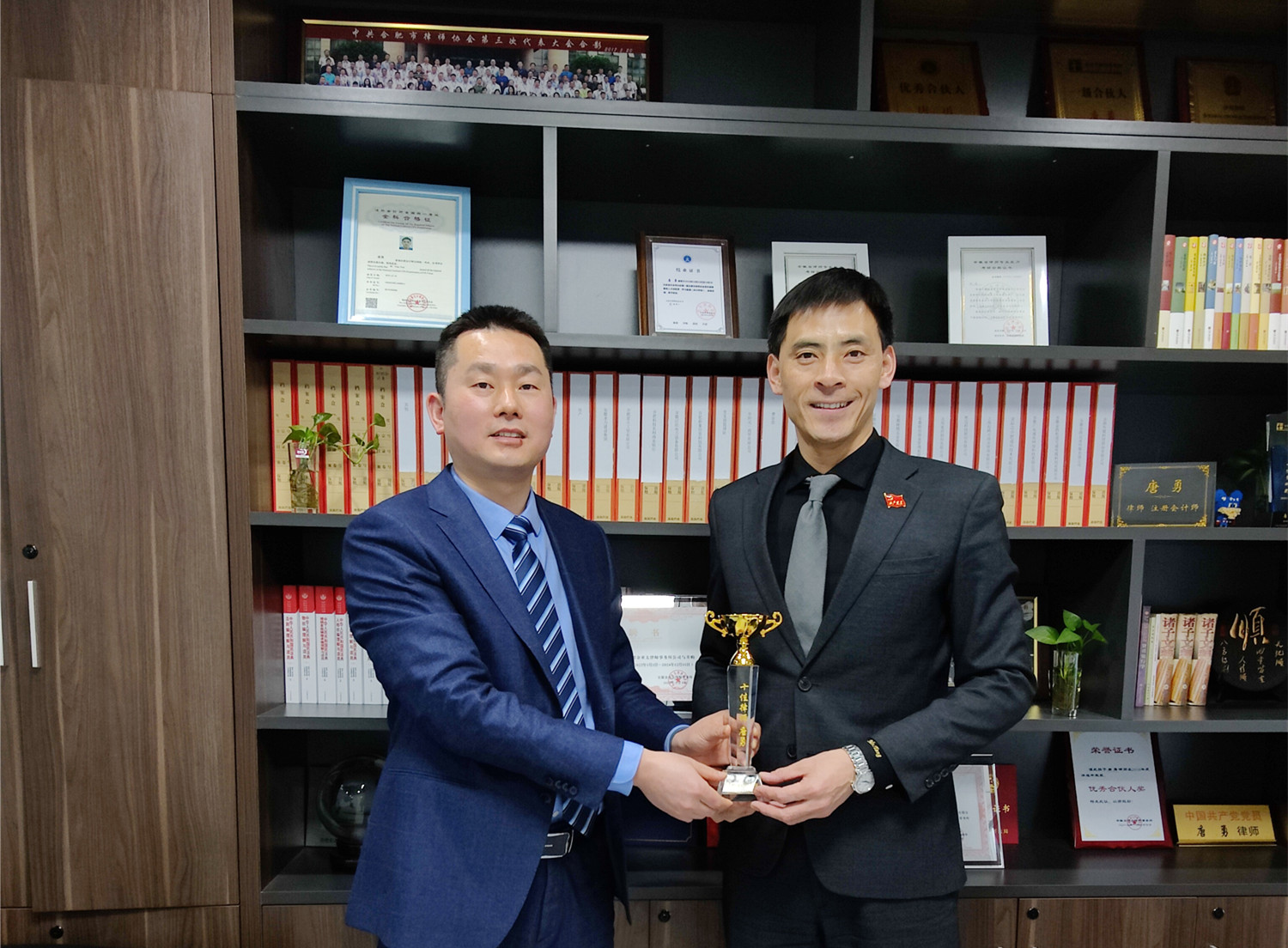 唐勇律師榮獲055110律師門戶網(wǎng)十佳律師獎(jiǎng)杯
